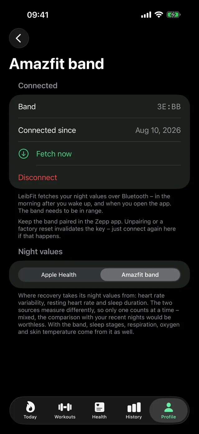 Amazfit band screen in LeibFit: connected band with identifier and pairing date, a “Fetch now” button, and the choice of night value source between Apple Health and the Amazfit band – here set to the band