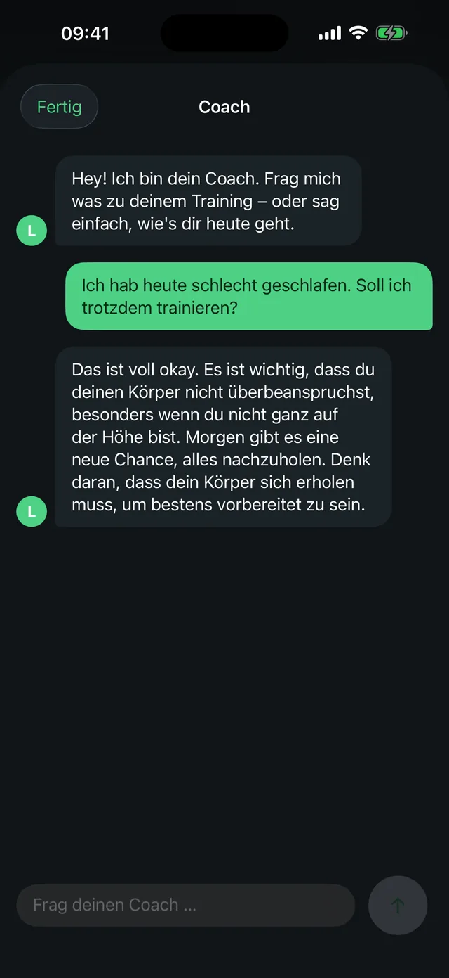 KI-Coach-Chat in LeibFit: Auf die Frage „Ich hab heute schlecht geschlafen. Soll ich trotzdem trainieren?“ antwortet der Coach direkt auf dem Gerät über Apple Intelligence